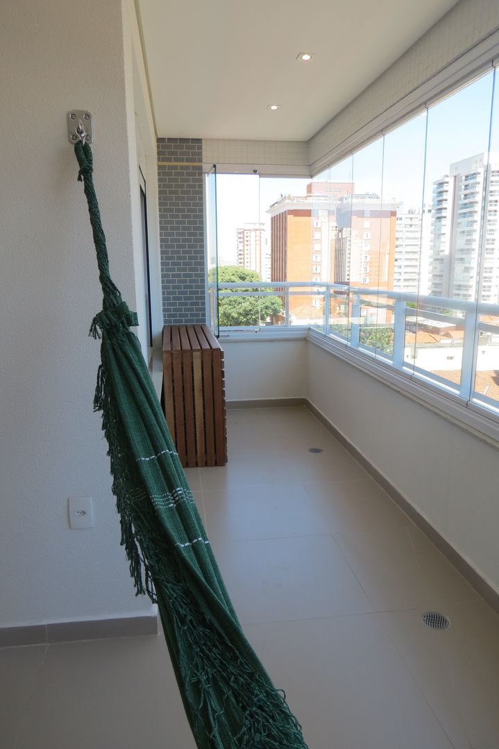 APARTAMENTO VILA MARIANA, In.home In.home Balcones y terrazas de estilo moderno