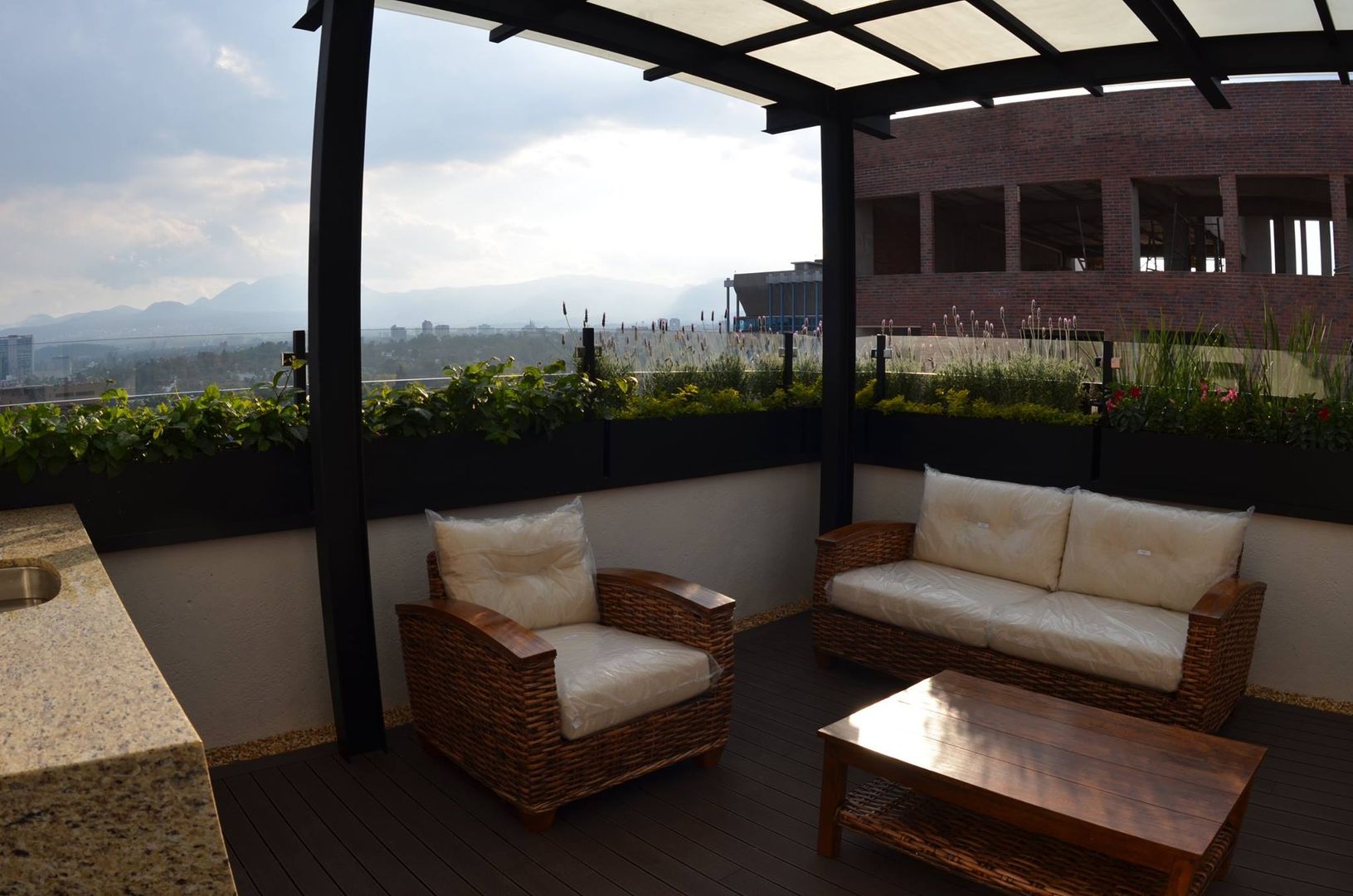 Roof Garden Guadalupe Inn, Regenera Mx - Fábrica Ecológica Regenera Mx - Fábrica Ecológica インダストリアルデザインの テラス