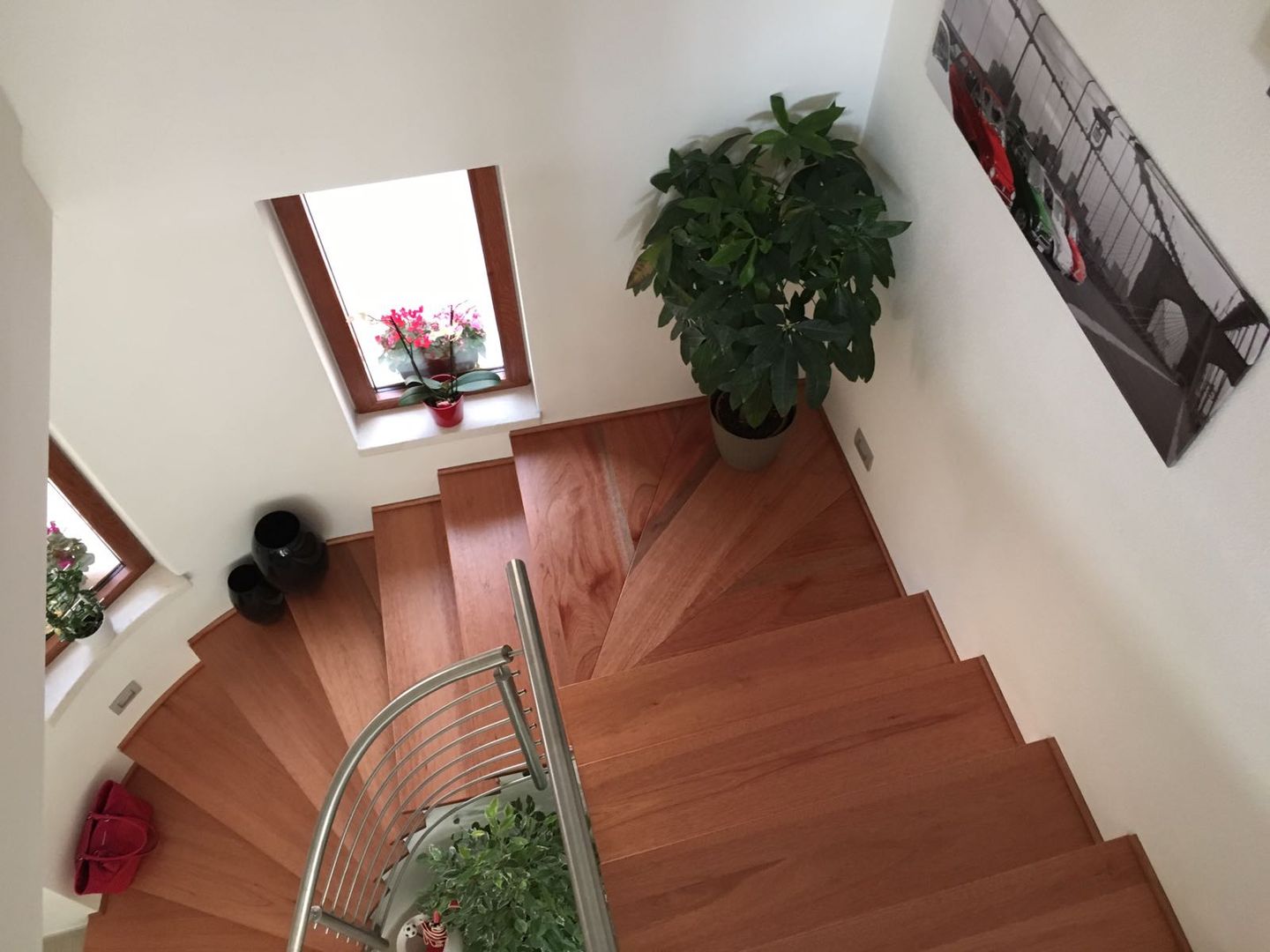 scala in legno di moganaccio, falegnameria ziranu di balvis falegnameria ziranu di balvis Modern Corridor, Hallway and Staircase