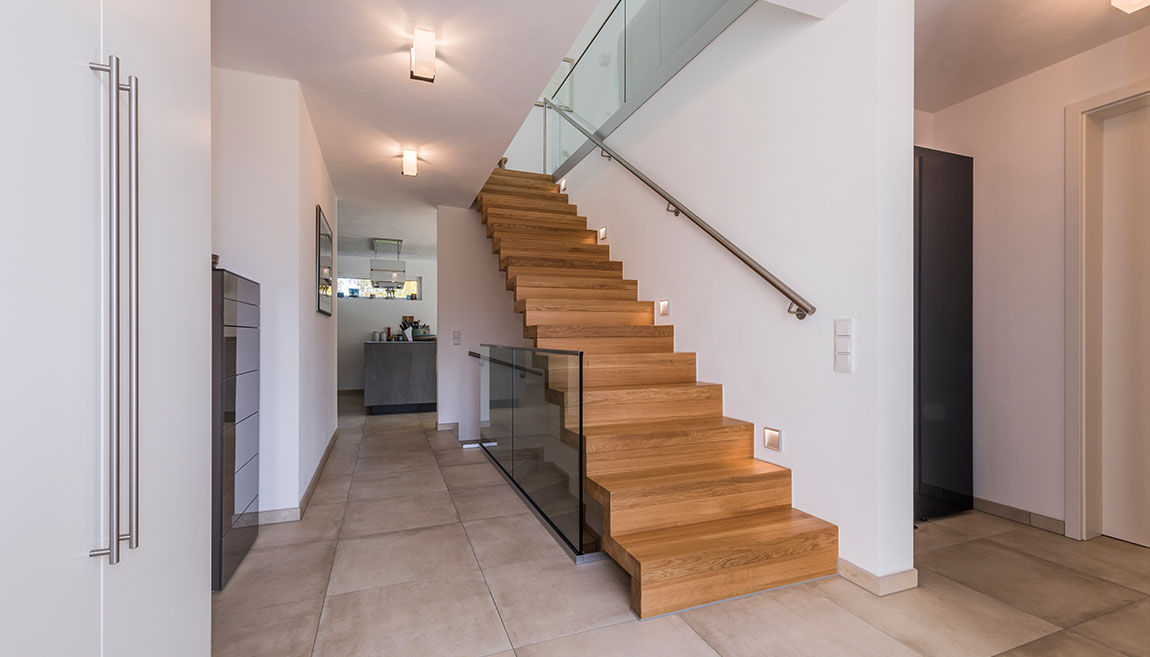 Qualität und Stil bis ins Detail, KitzlingerHaus GmbH & Co. KG KitzlingerHaus GmbH & Co. KG Modern corridor, hallway & stairs Wood Wood effect