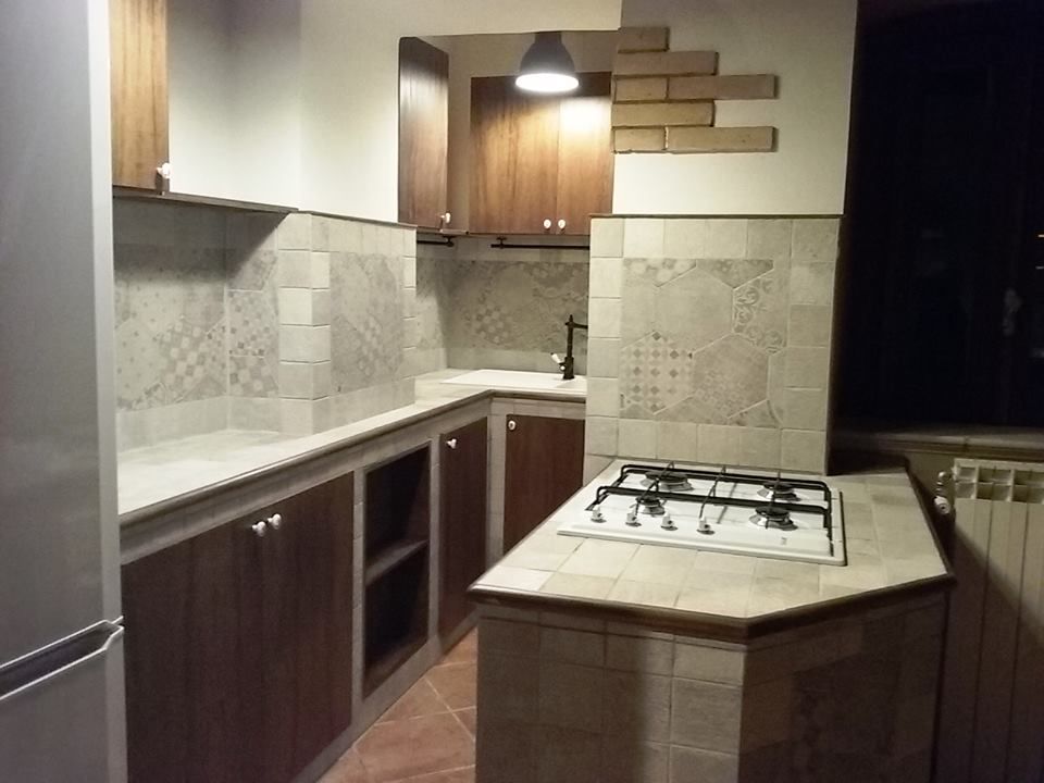 Una "grande" cucina in un piccolo spazio!, T.A. arredo_arredamento su misura T.A. arredo_arredamento su misura مطبخ