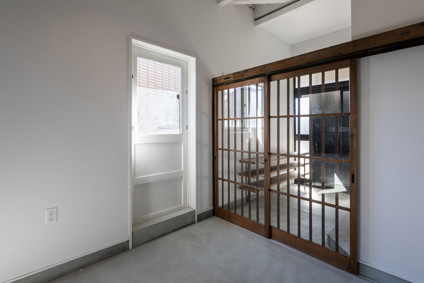 stri-ep house* 由比ヶ浜, vibe design inc. vibe design inc. Pintu & Jendela Gaya Eklektik