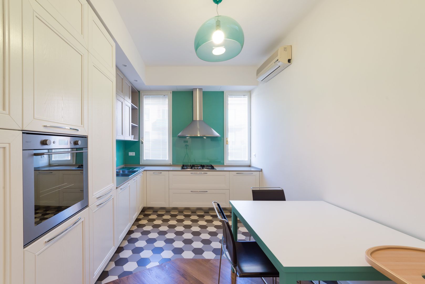 VIAGGIO ATTRAVERSO IL COLORE, Amodo Amodo Cocinas modernas: Ideas, imágenes y decoración