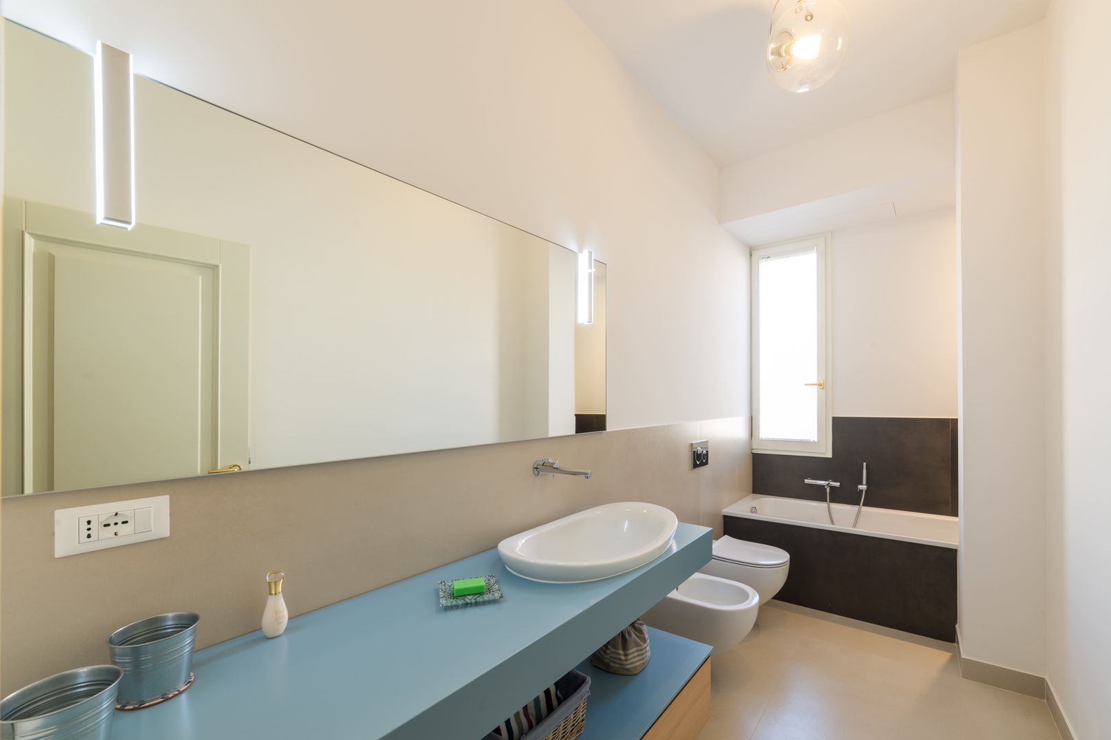 VIAGGIO ATTRAVERSO IL COLORE, Amodo Amodo Modern style bathrooms