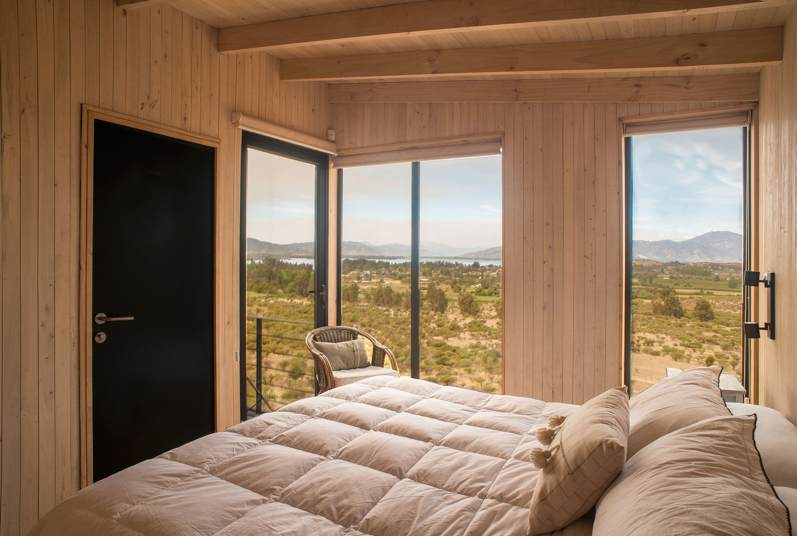 The Folding House, B+V Arquitectos B+V Arquitectos Modern style bedroom Wood Wood effect