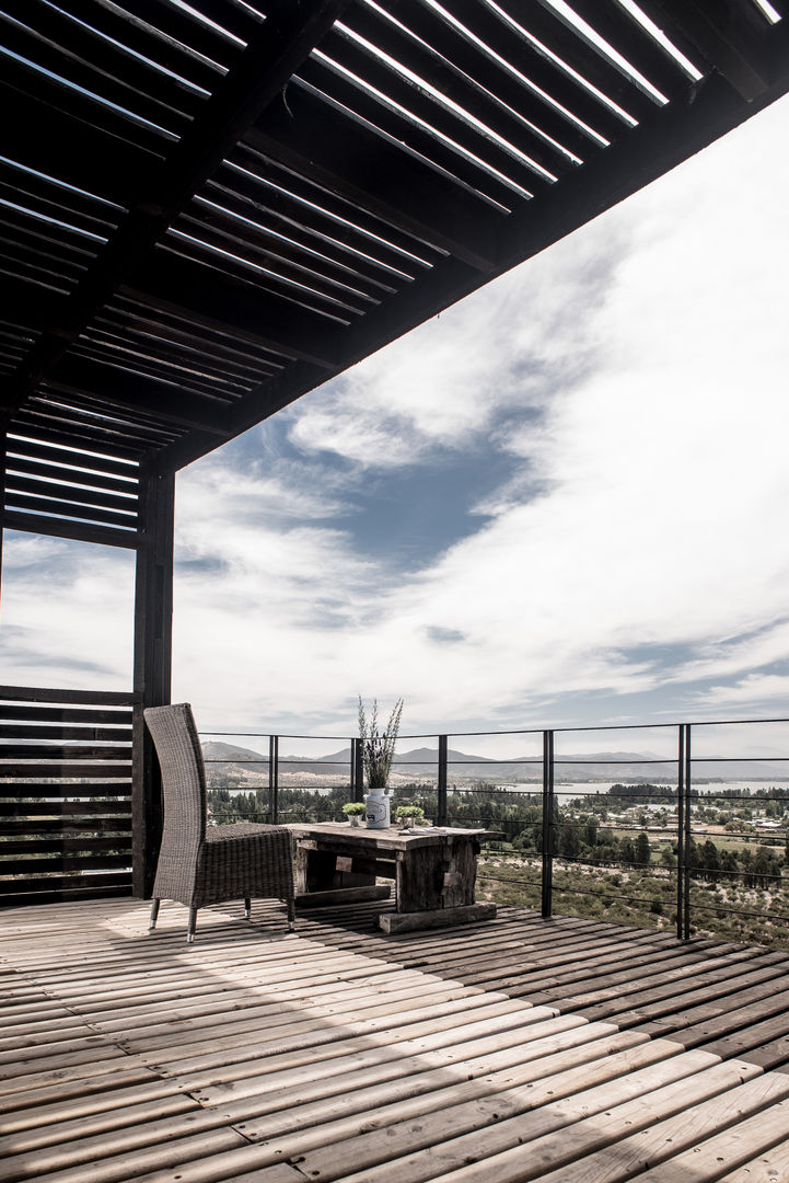 The Folding House, B+V Arquitectos B+V Arquitectos Balcone, Veranda & Terrazza in stile moderno Legno Effetto legno