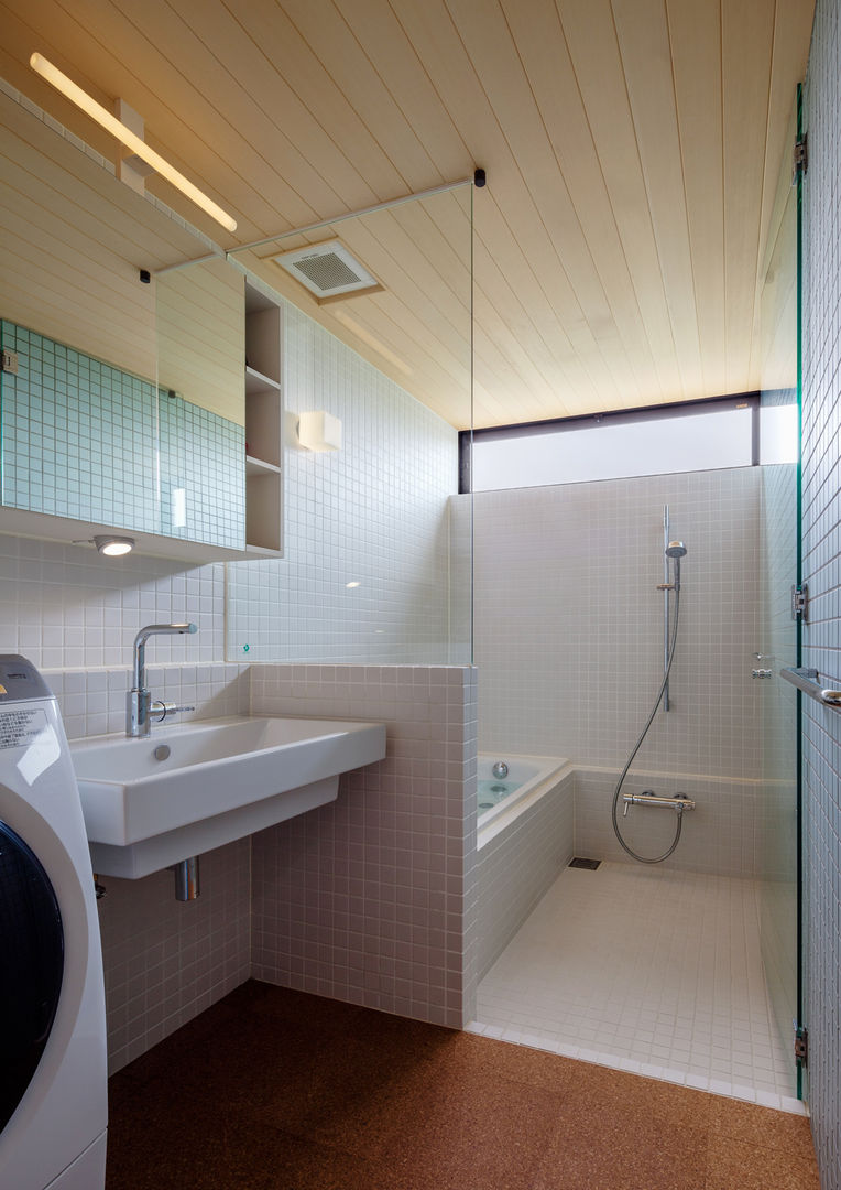緩斜面の家, 株式会社リオタデザイン 株式会社リオタデザイン 現代浴室設計點子、靈感&圖片