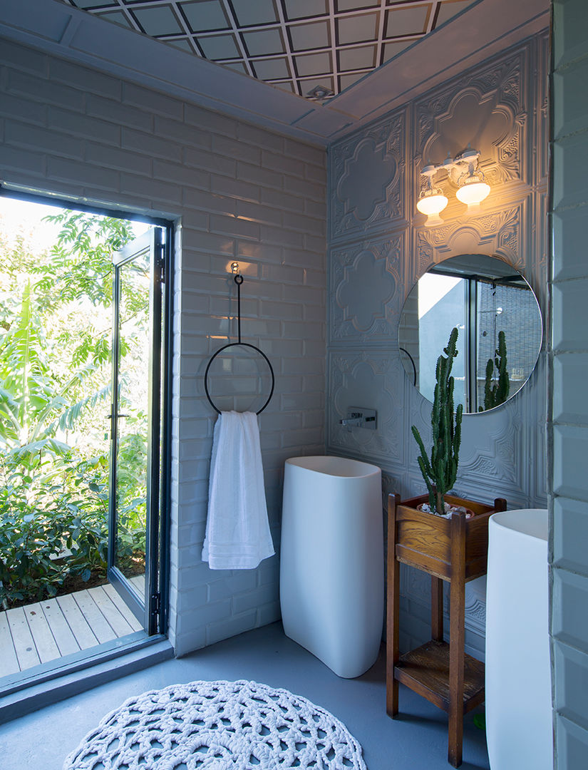 The Black House, Etienne Hanekom Interiors Etienne Hanekom Interiors Bathroom سرامک