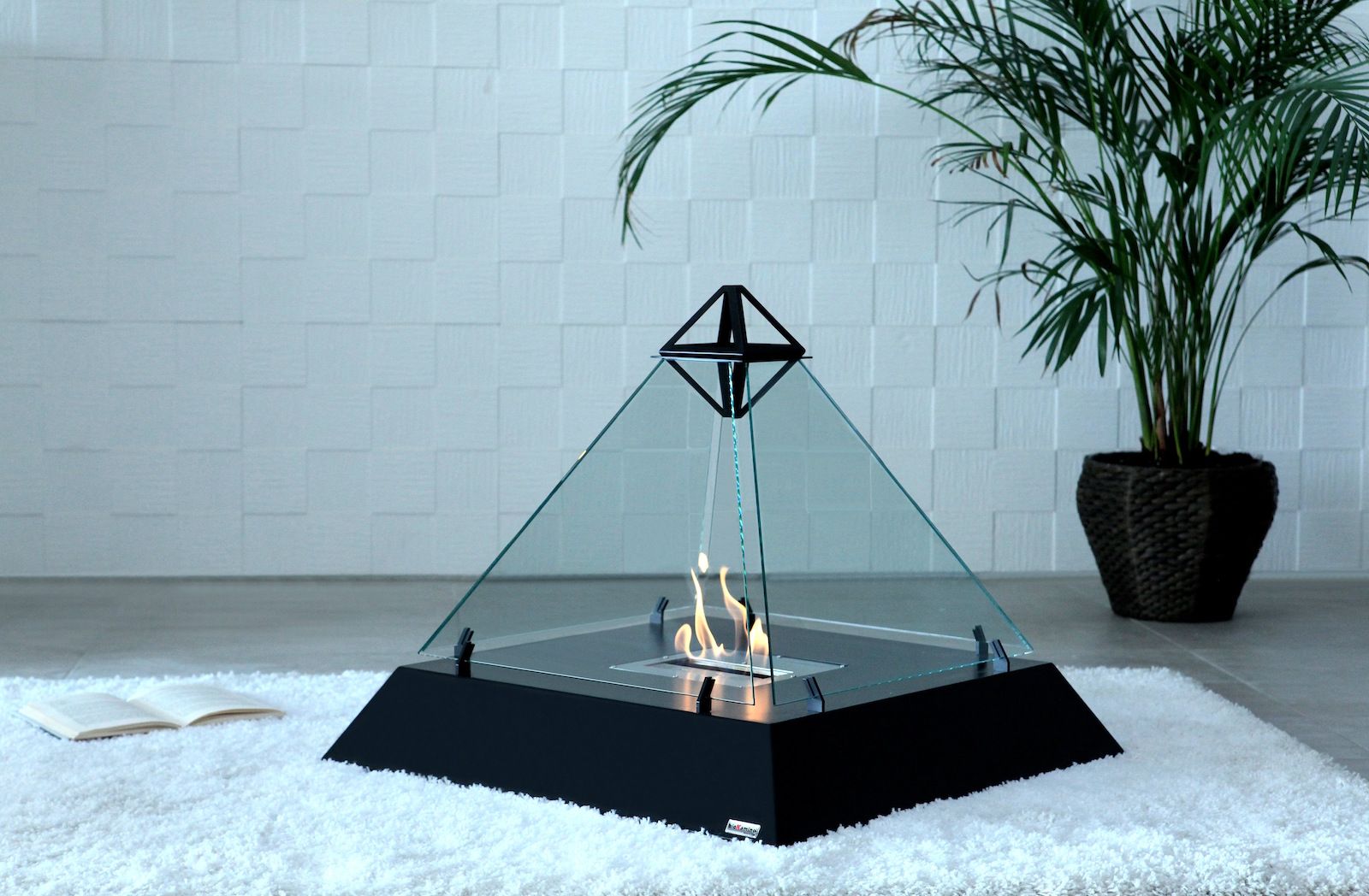 Ethanolkamin in Pyramidenform von bioKamino, RF Design GmbH RF Design GmbH Modern living room