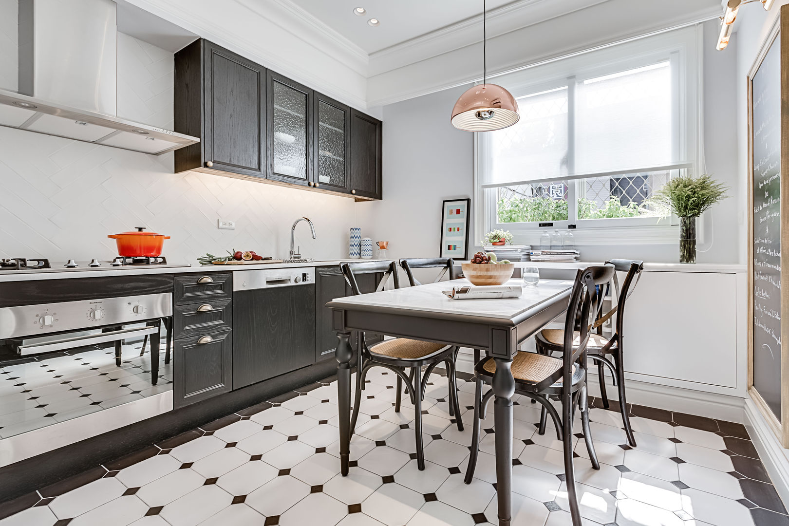 法式居所/ The French Charm, 爾聲空間設計有限公司 爾聲空間設計有限公司 Minimalist kitchen Solid Wood Multicolored