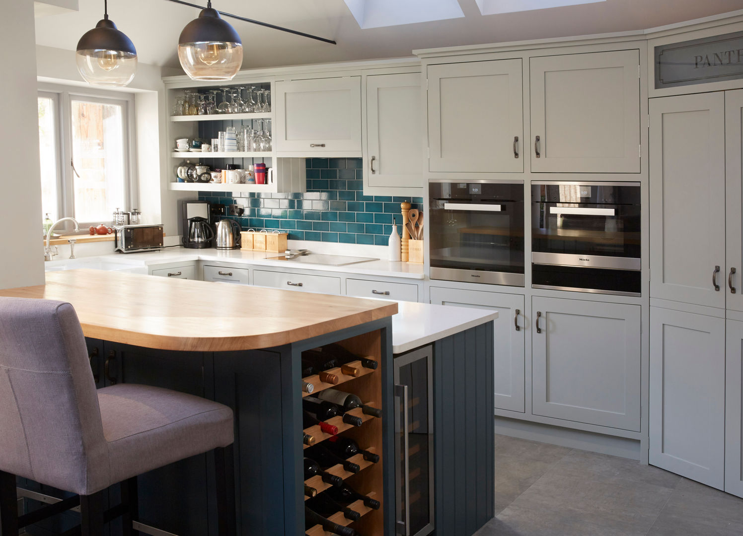 Friern Barnet 1 Laura Gompertz Interiors Ltd Cozinhas clássicas Madeira Acabamento em madeira Island,Inchyra Blue,Farrow and Ball,contemporary kitchen