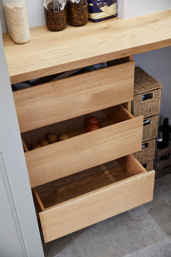 Friern Barnet 1 Laura Gompertz Interiors Ltd Кухня oak drawers,vegetable drawers,corner larder,pantry,larder,contemporary kitchen