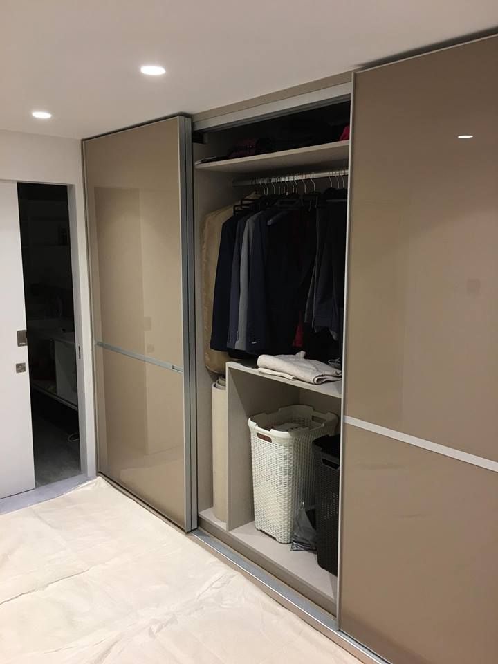 Fitted sliding door wardrobe - Minimalist Style Sliding Doors Kleiderhaus ltd Moderne slaapkamers Garderobe- & ladekasten