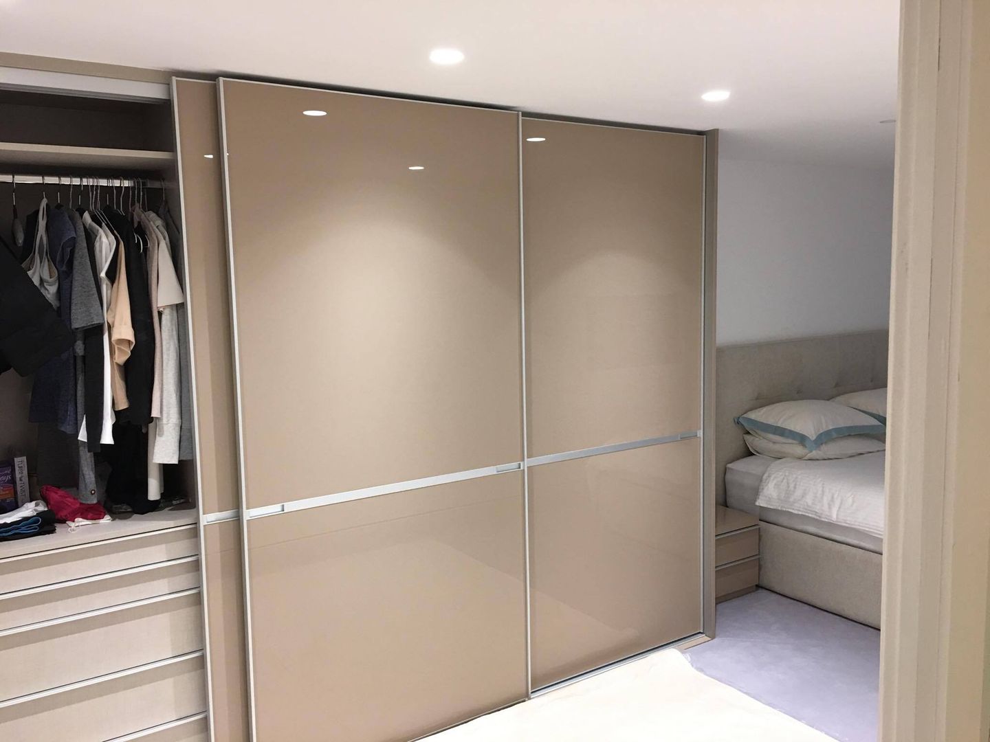 Fitted sliding door wardrobe - Minimalist Style Sliding Doors Kleiderhaus ltd Phòng ngủ phong cách hiện đại fitted furniture,fitted bedrooms,fitted wardrobes,sliding doors,sliding wardrobes,furniture london,kleiderhaus,bespoke joinery,made to measure,gloss wardrobes,wardrobes,wardrobes london,Wardrobes & closets