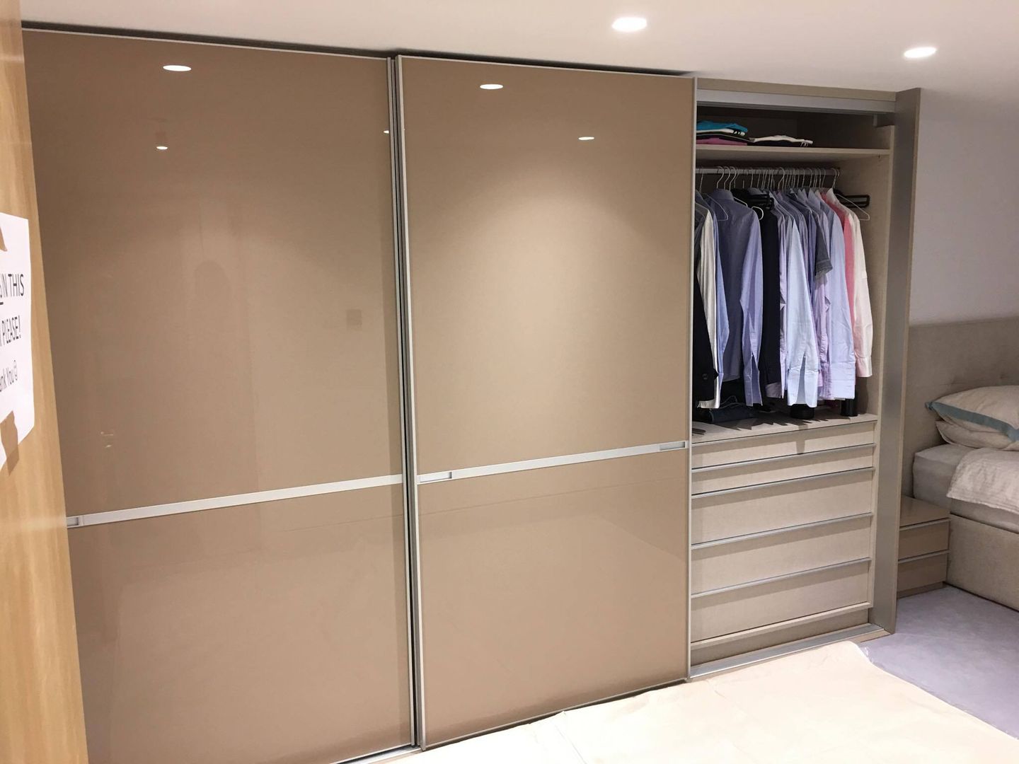 Fitted sliding door wardrobe - Minimalist Style Sliding Doors Kleiderhaus ltd غرفة نوم خزانة الملابس