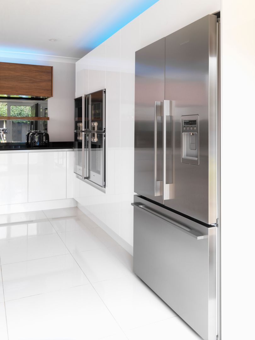 Gerrards Cross Kitchen homify Cozinhas modernas Granito white,kitchen,island,walnut,walnut veneer,US style fridge,french door fridge,Fisher and Paykel,Gaggenau,high gloss,modern,contemporary