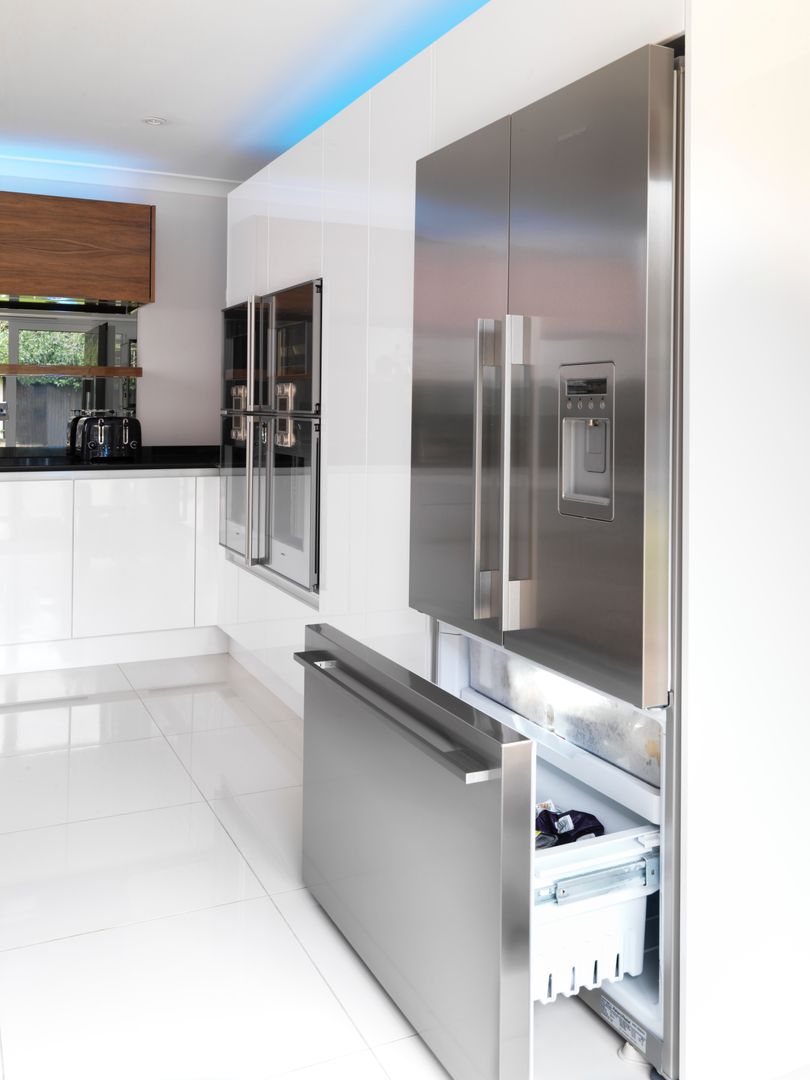 Gerrards Cross Kitchen homify Moderne keukens Graniet US fridge,Fisher and Paykel,white,high gloss,mirror splashback,modern,contemporary