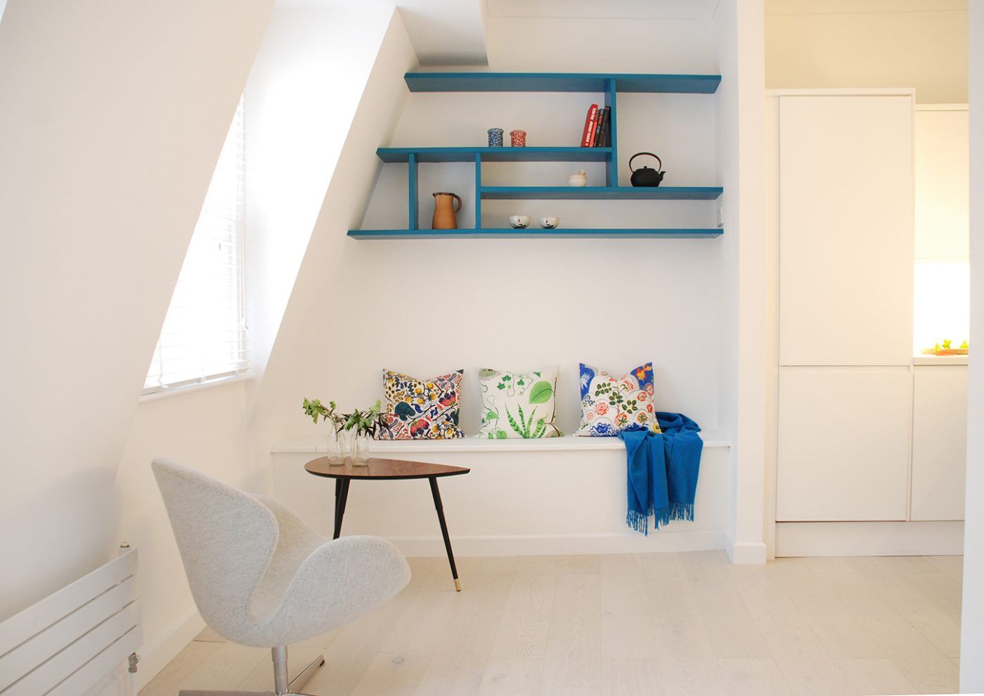 Sitting Room adjacent to Kitchen Collective Works Moderne eetkamers