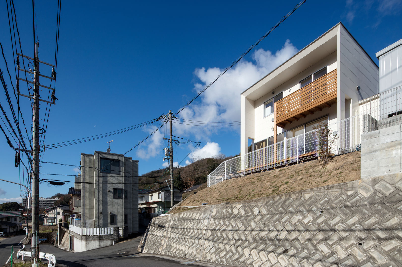 中野の家Ⅲ 高台の旗竿敷地の住宅。高台の利点を活かし家族の思いを詰込んだ, 有限会社アルキプラス建築事務所 有限会社アルキプラス建築事務所 Дома в стиле модерн