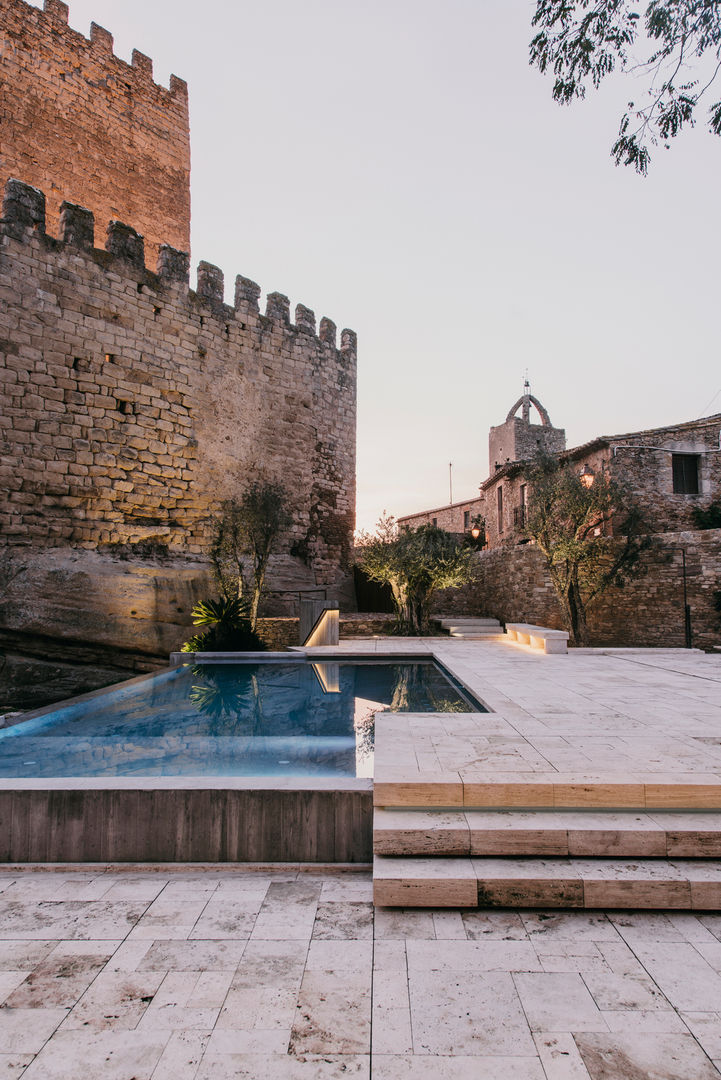 Castillo de Peratallada, Girona, MESURA MESURA モダンスタイルの プール
