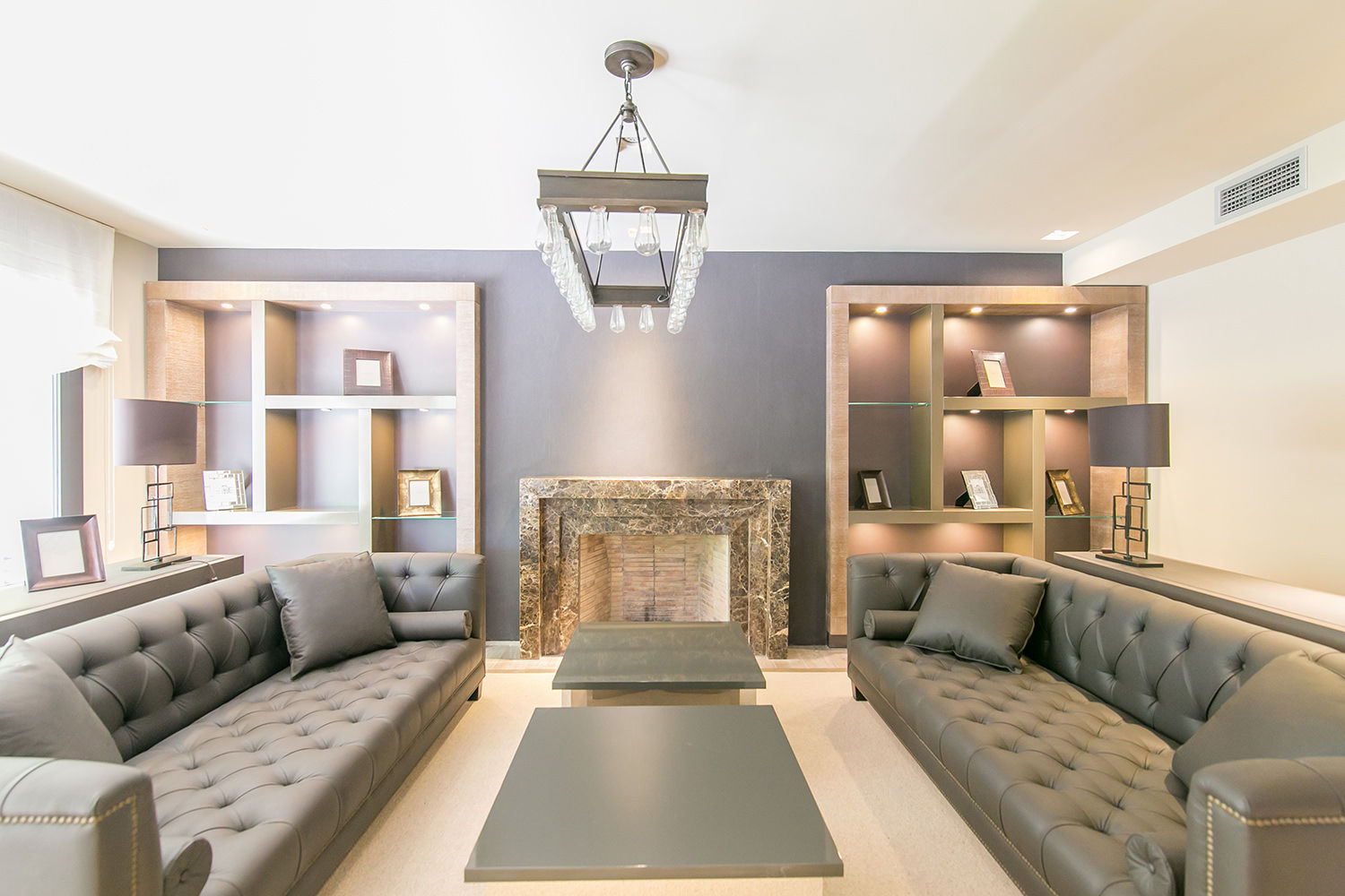 Reforma Piso en Tres Torres, Isa de Luca Isa de Luca Modern living room Leather Grey Sofas & armchairs