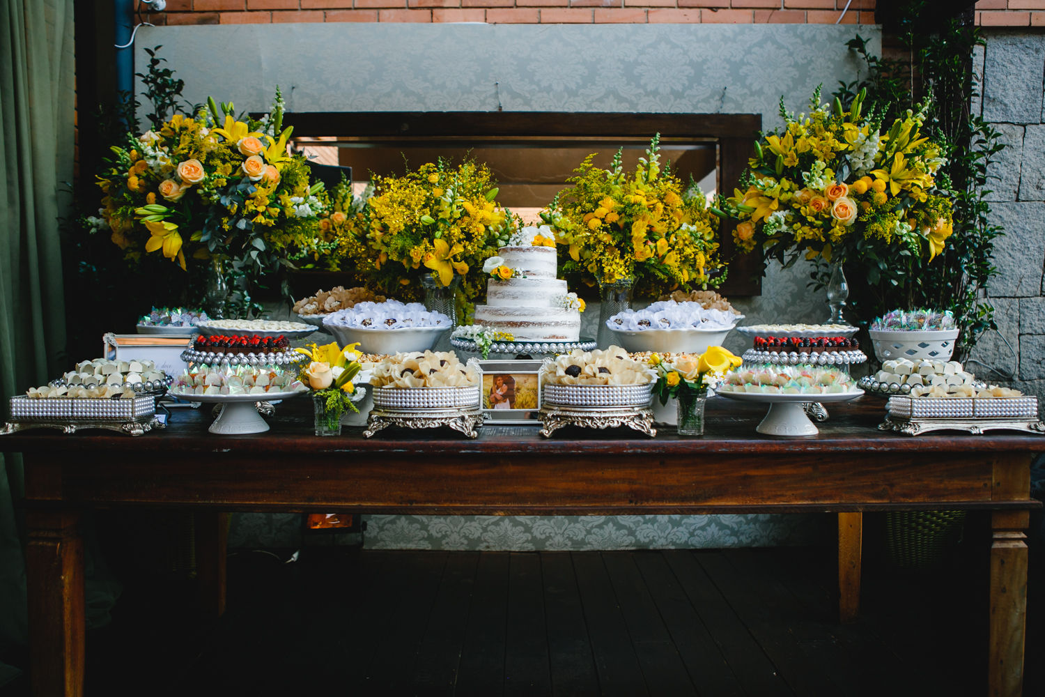 Amarelo na Decoração, Cena De.Coração Cena De.Coração Jardines de estilo moderno Plantas y flores