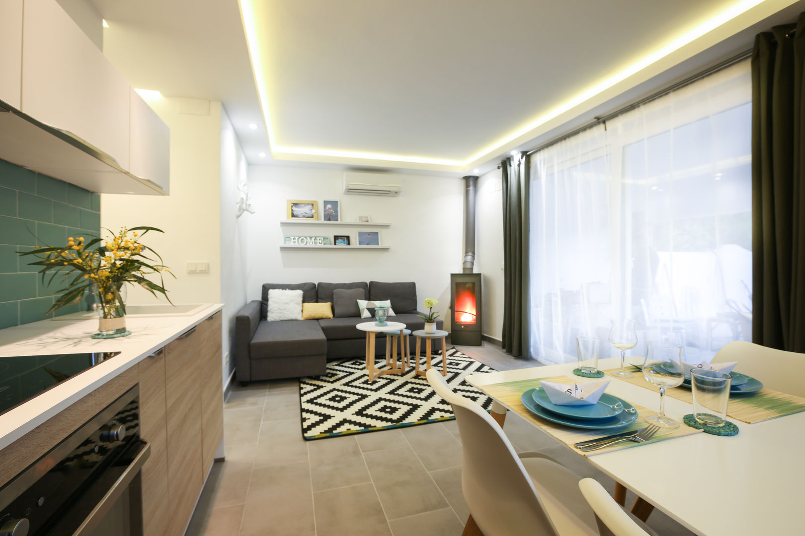 Diseño interior Casa para alquiler vacacional en Marbella, DIKA estudio DIKA estudio Salon méditerranéen