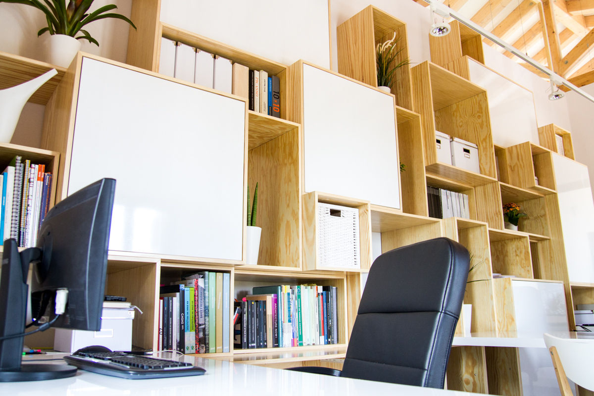 Despacho en ático bajo cubierta, DIKA estudio DIKA estudio Ruang Studi/Kantor Gaya Mediteran