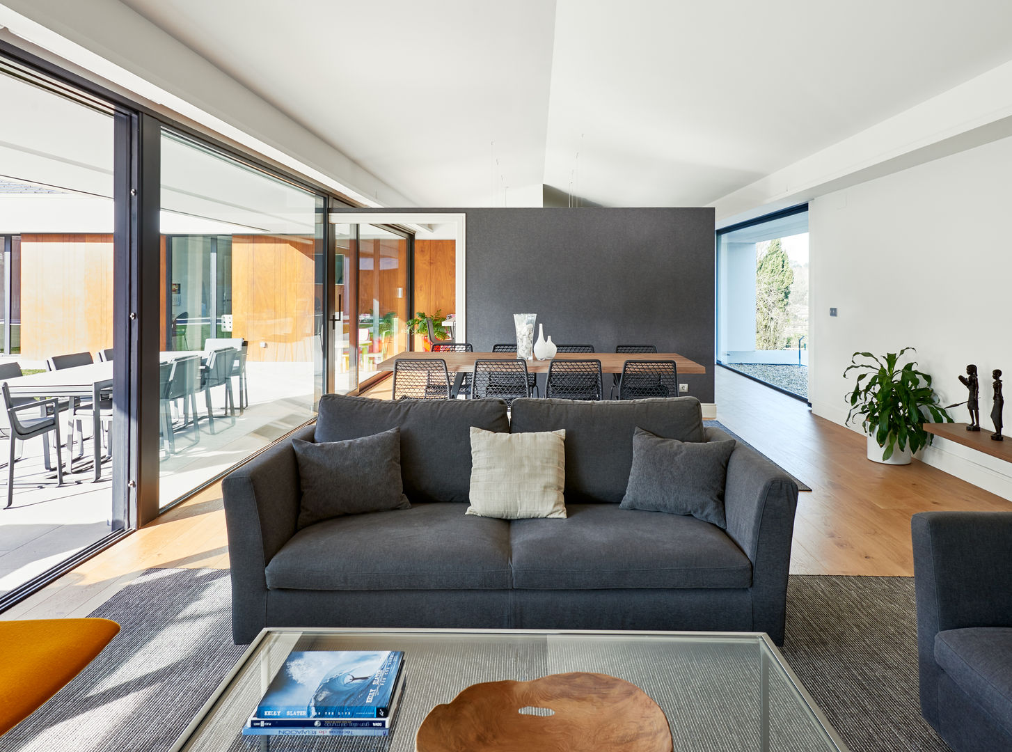 Moderna y Atrevida Casa Unifamiliar En Una Planta Con Piscina, DECONS GKAO S.L. DECONS GKAO S.L. Salas de estar modernas Madeira Efeito de madeira