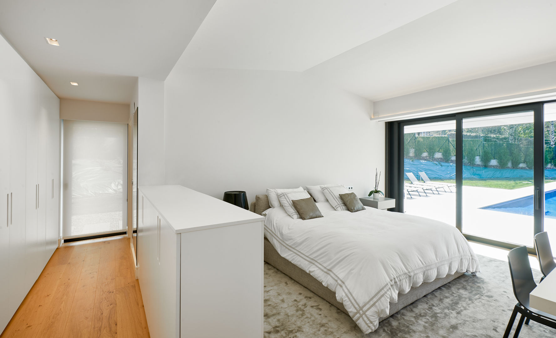 Moderna y Atrevida Casa Unifamiliar En Una Planta Con Piscina, DECONS GKAO S.L. DECONS GKAO S.L. Bedroom لکڑی Wood effect