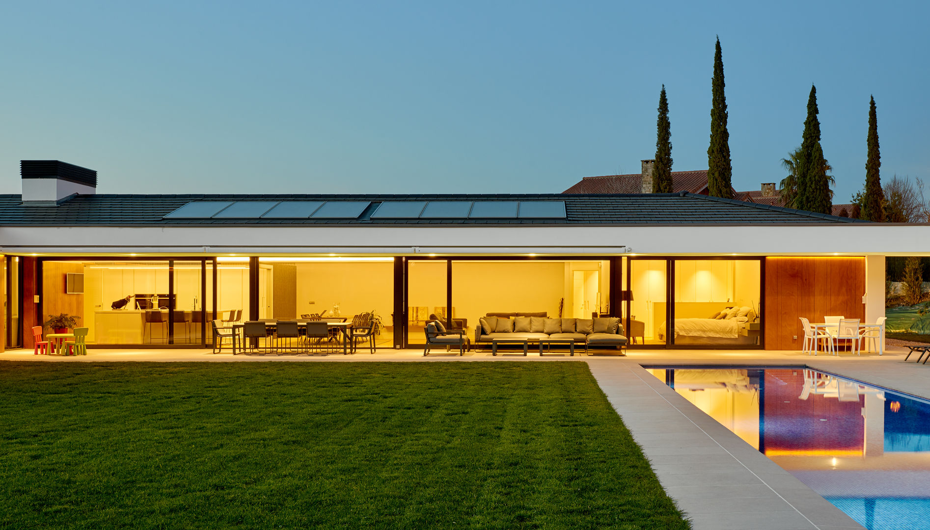 Fachada al jardin al atardecer DECONS GKAO S.L. Casas de estilo moderno Pizarra Cielo,Ventana,Planta,Edificio,Sombra,Césped,Paisaje,Bienes raíces,Madera,Fachada