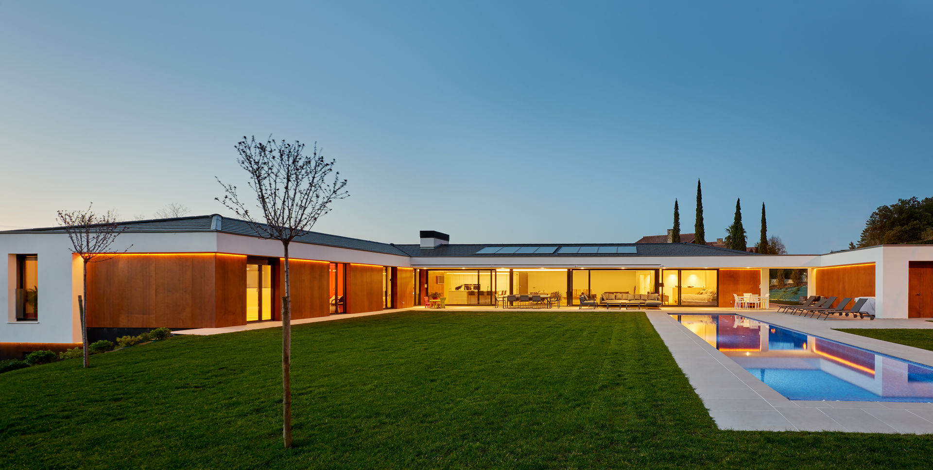 Moderna y Atrevida Casa Unifamiliar En Una Planta Con Piscina, DECONS GKAO S.L. DECONS GKAO S.L. Vườn phong cách hiện đại Gỗ Wood effect