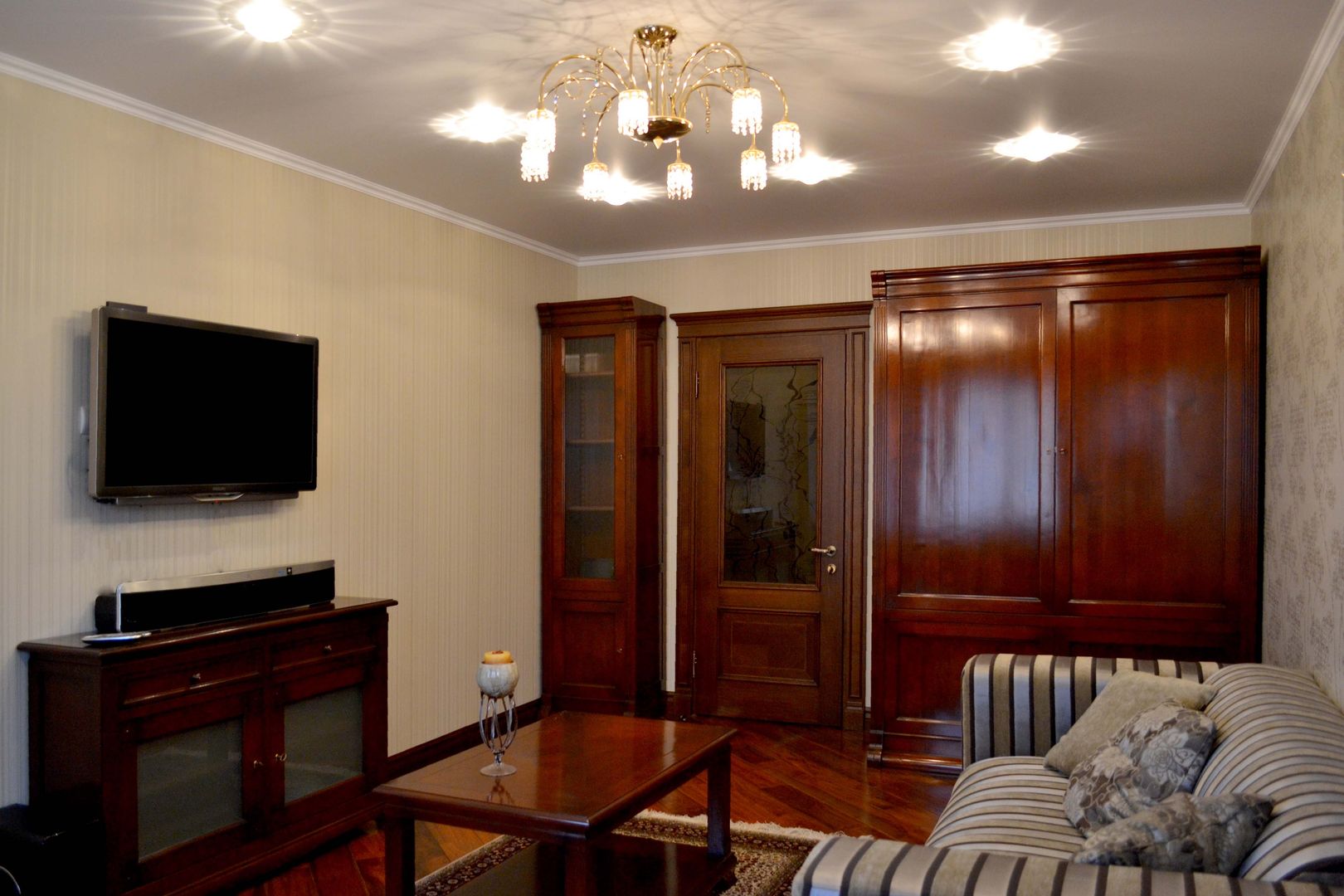 Двухкомнатная квартира в классическом стиле, AM Design AM Design Classic style living room
