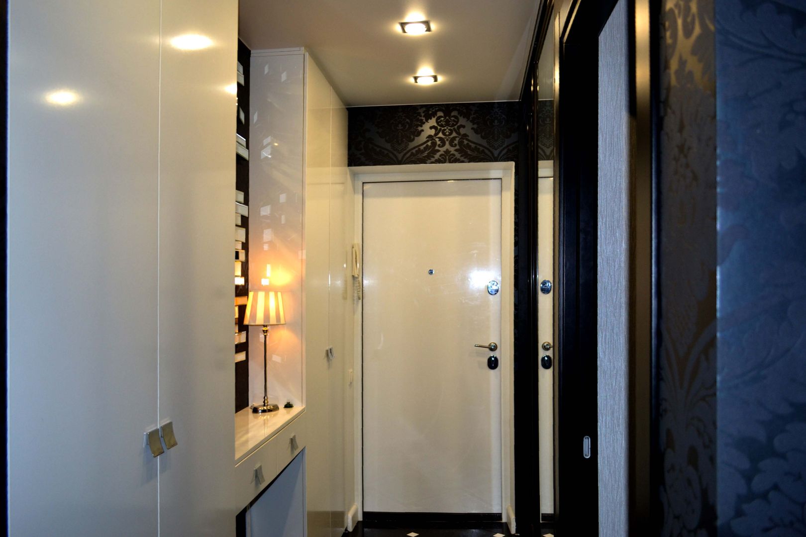 Двухкомнатная квартира с черной кухней, AM Design AM Design オリジナルスタイルの 玄関&廊下&階段