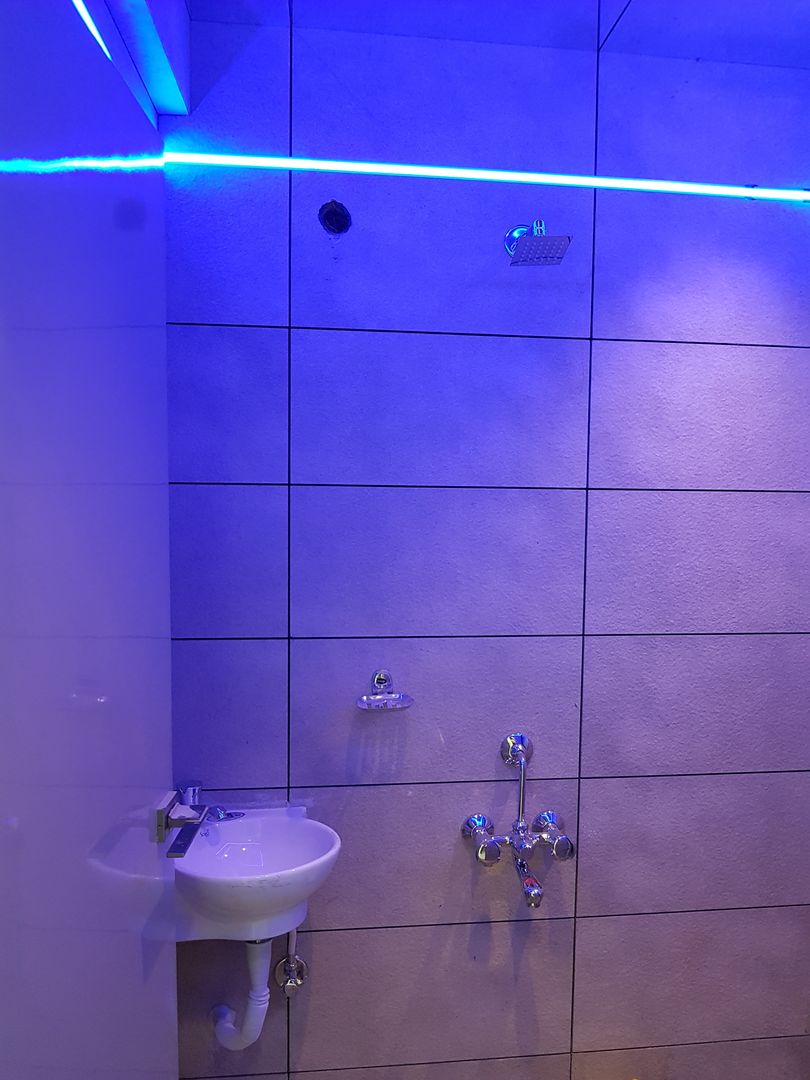 Bathroom Lighting Alaya D'decor Modern bathroom ٹائلیں Lighting