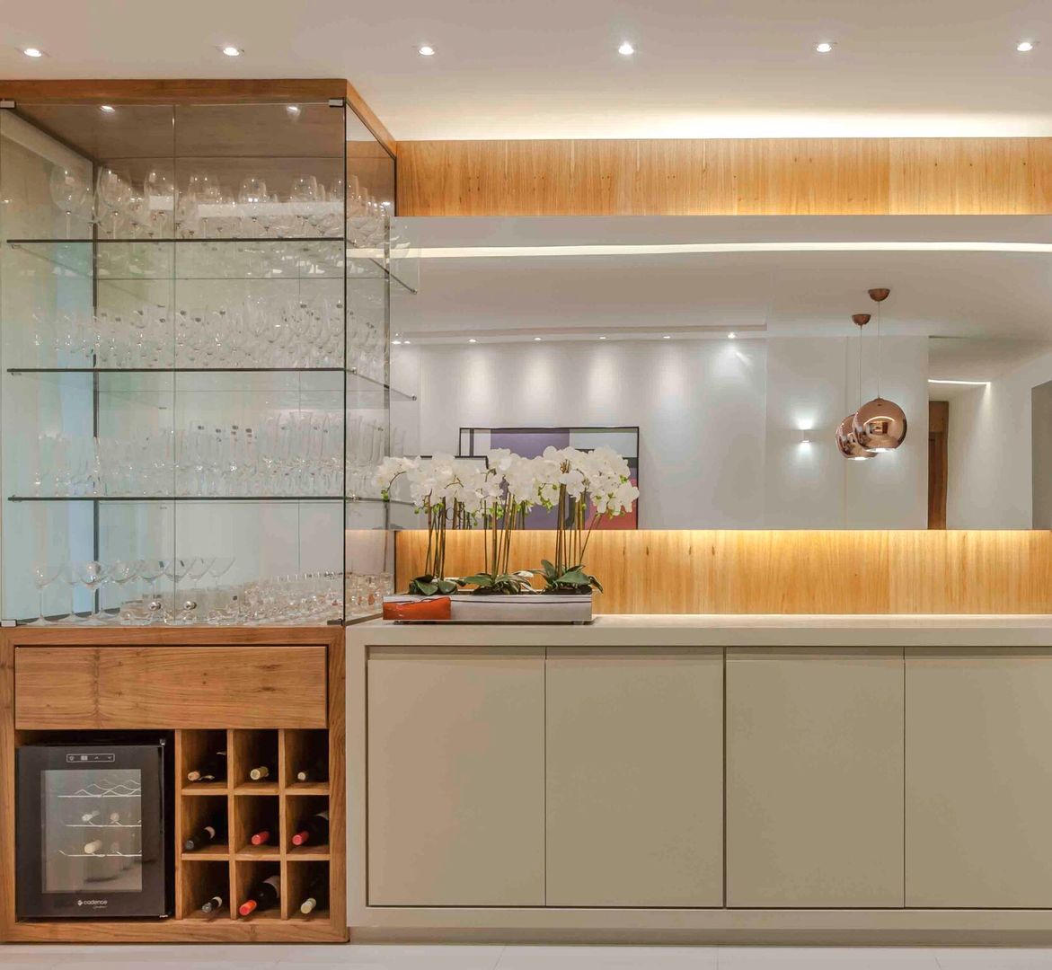 Apartamento RP - Rio de Janeiro, Carol Landim | Arquitetura + Interiores Carol Landim | Arquitetura + Interiores Modern wine cellar Solid Wood Multicolored