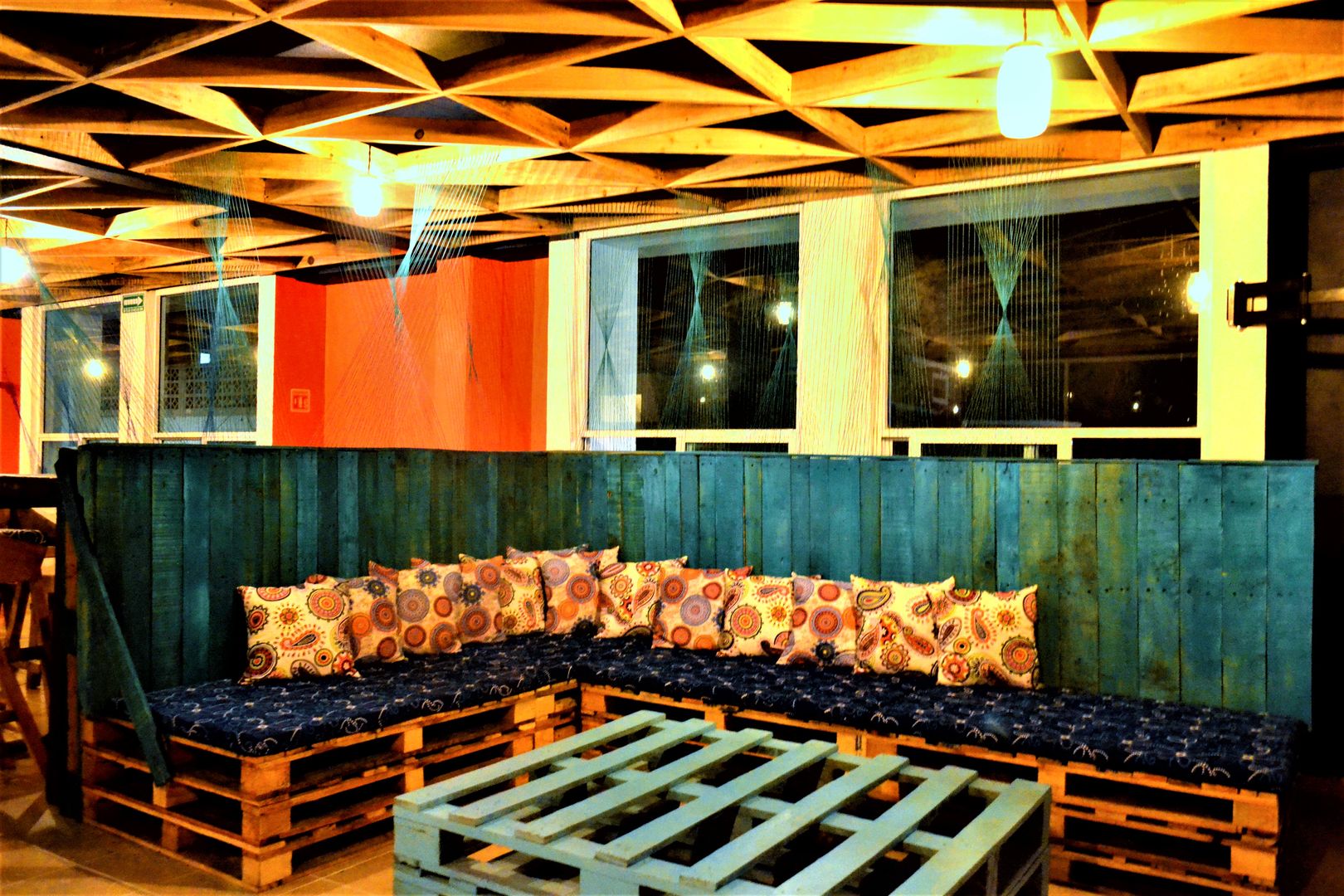 Sala fabricada con palets, tapicería de Yolanda Amaro. Esse Studio Livings de estilo rústico Madera Acabado en madera