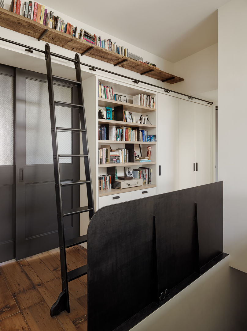 Library wall with movable ladder and oak and steel details homify Modern Study Room and Home Office library,ladder,steel,oak