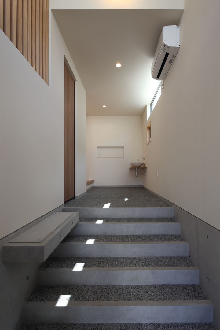 Toyoake House, 川島建築事務所 川島建築事務所 Modern corridor, hallway & stairs