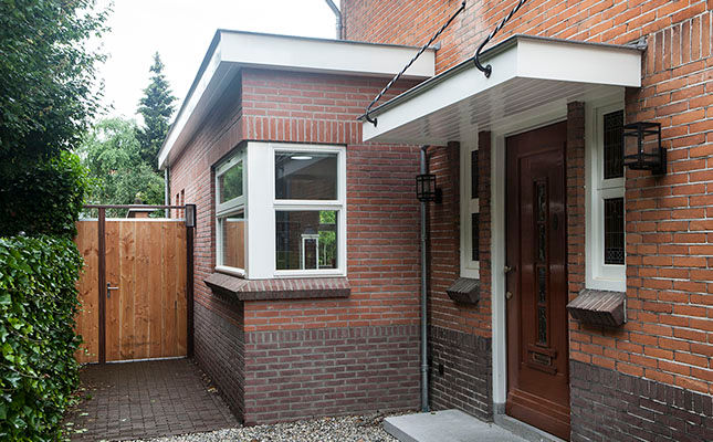 JAREN 30-HUIS | GESTRIPT, WEBERontwerpt | architectenbureau WEBERontwerpt | architectenbureau Modern corridor, hallway & stairs