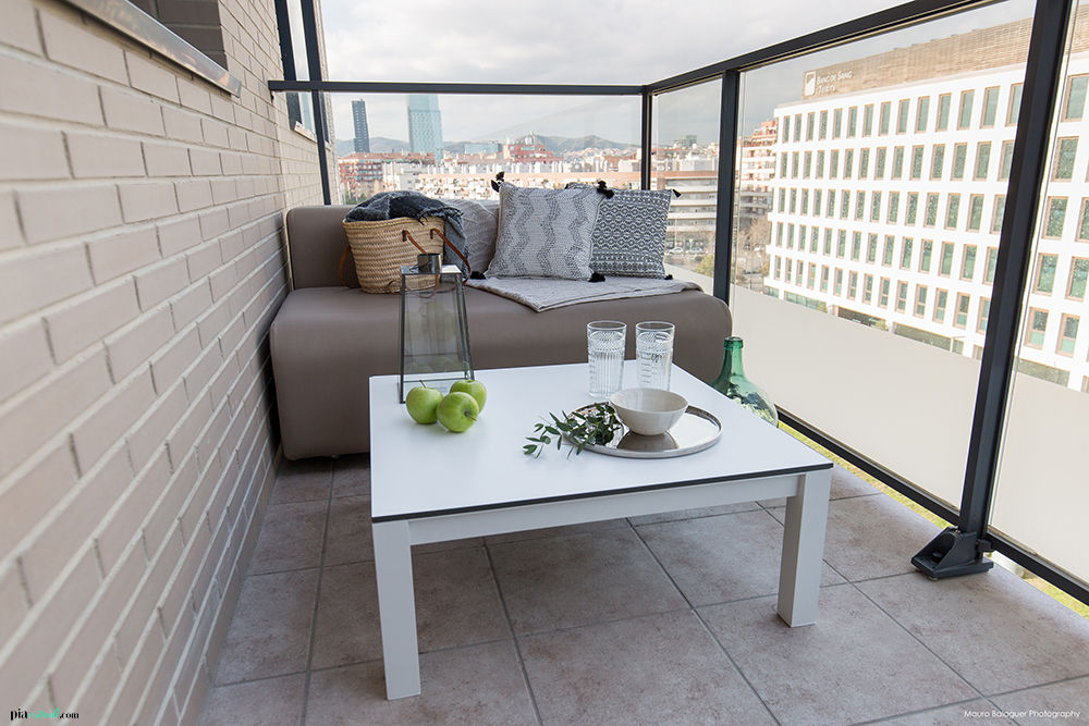 Balcón con sofá y mesita Pia Estudi Balcones y terrazas escandinavas