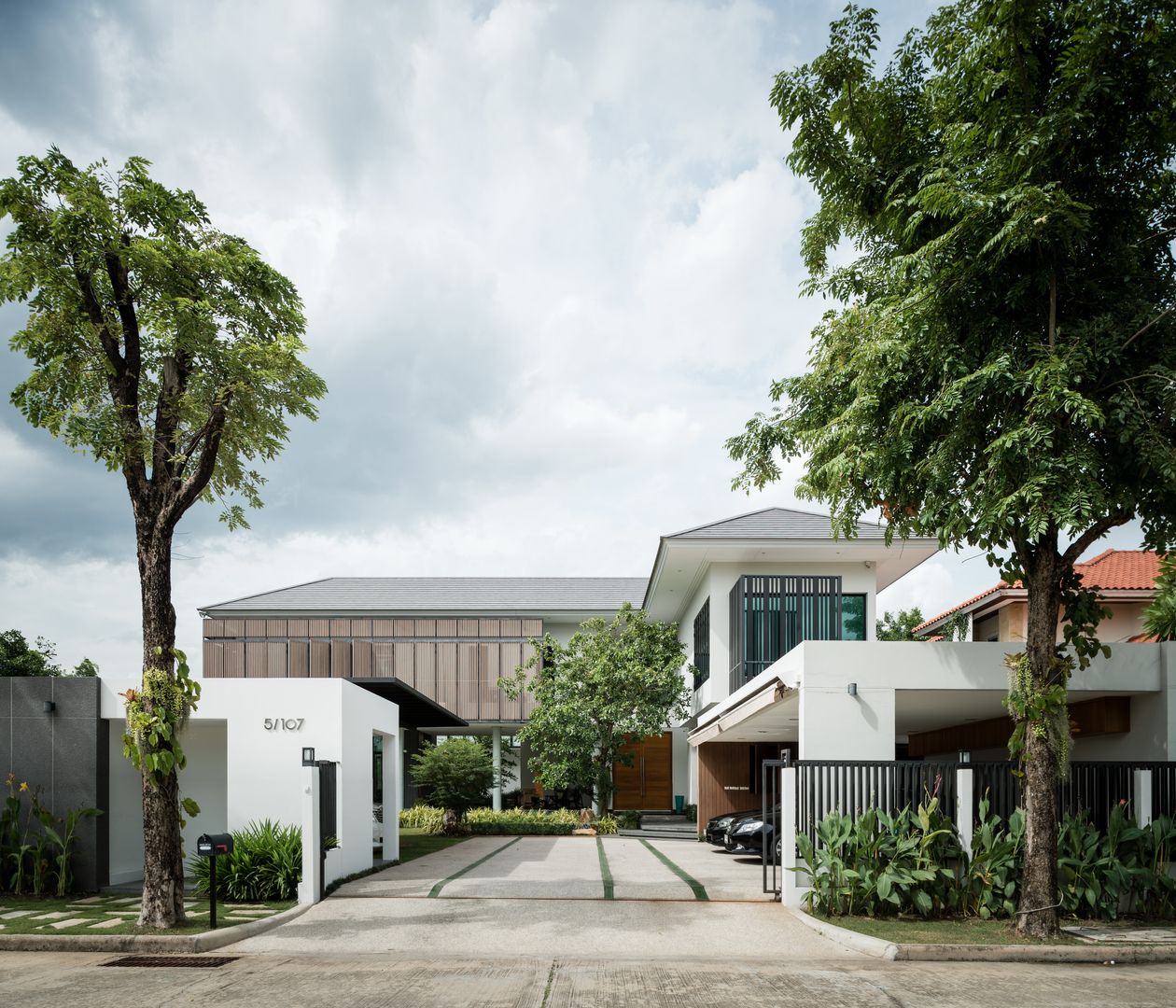 Tiwanon House, Archimontage Design Fields Sophisticated Archimontage Design Fields Sophisticated