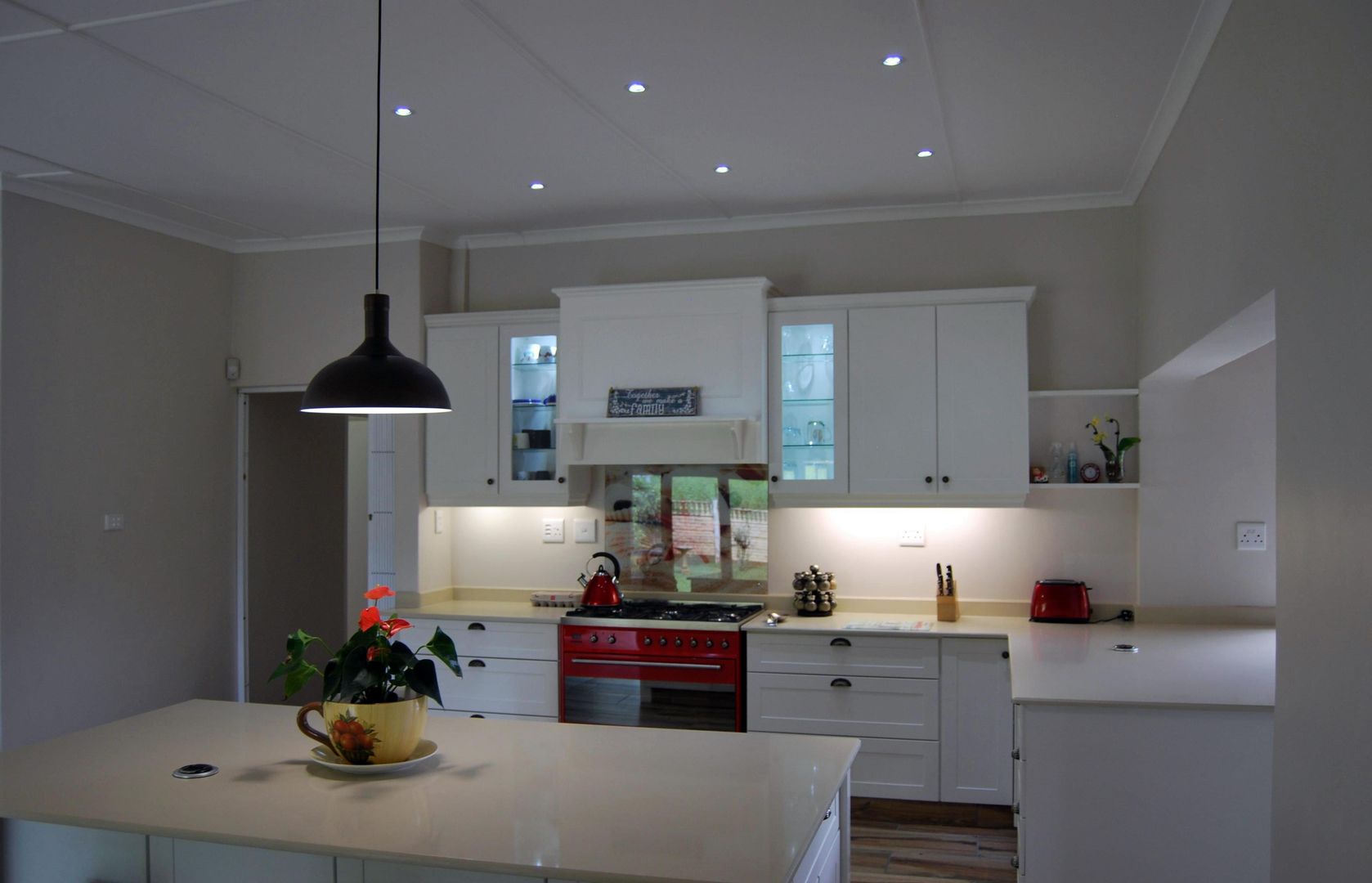 Project : Gray Thomson, Capital Kitchens cc Capital Kitchens cc Klassieke keukens MDF