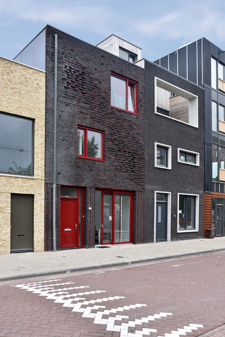 Energieneutrale woning Buiksloterham, CUBE architecten CUBE architecten Moderne huizen Lucht,Gebouw,Venster,Armatuur,Rechthoek,Stedelijk ontwerp,Deur,straatlantaarn,Wolk,Weg oppervlak