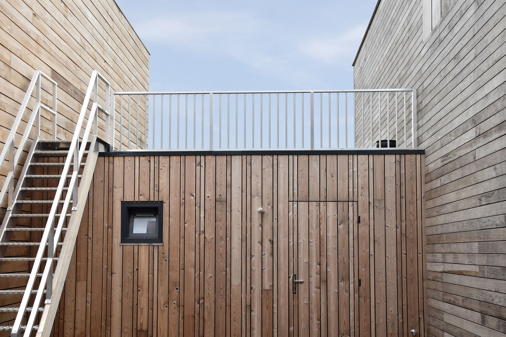 Energieneutrale woning Buiksloterham, CUBE architecten CUBE architecten Modern balcony, veranda & terrace