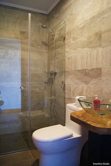 homify Modern bathroom