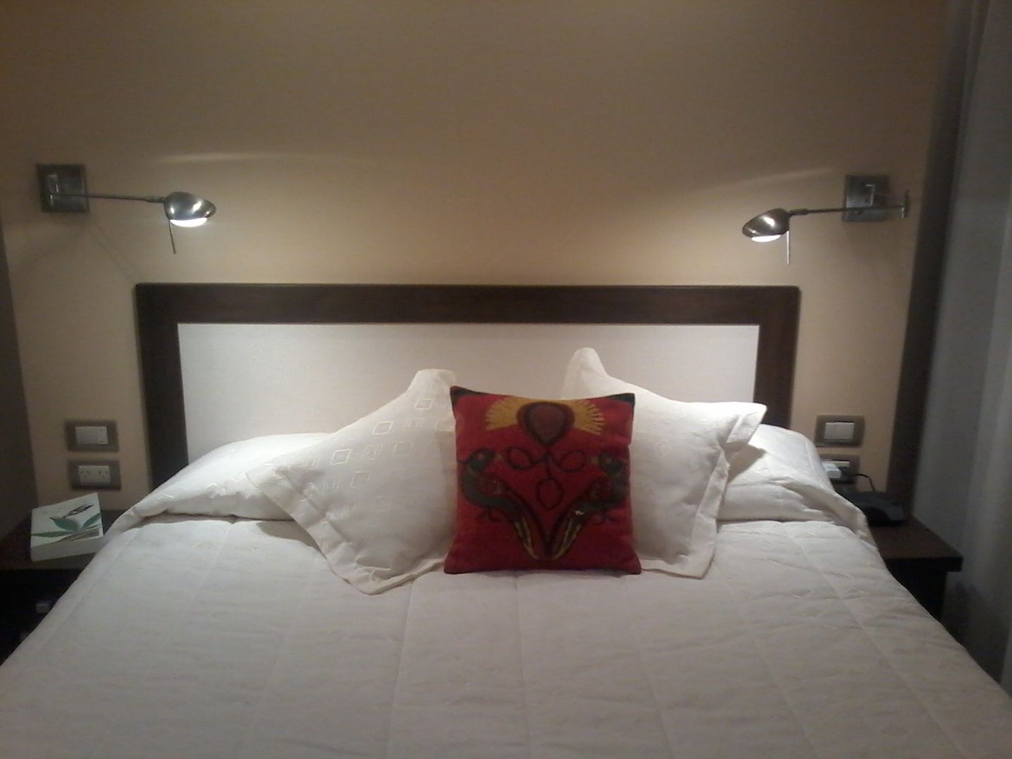 Detalle de cabecera de cama apoyada sobre tabique divisor y de los artefactos iluminación tipo apliques móviles. D&C Interiores Dormitorios de estilo moderno