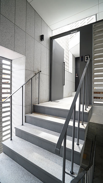 homify Modern corridor, hallway & stairs Granite