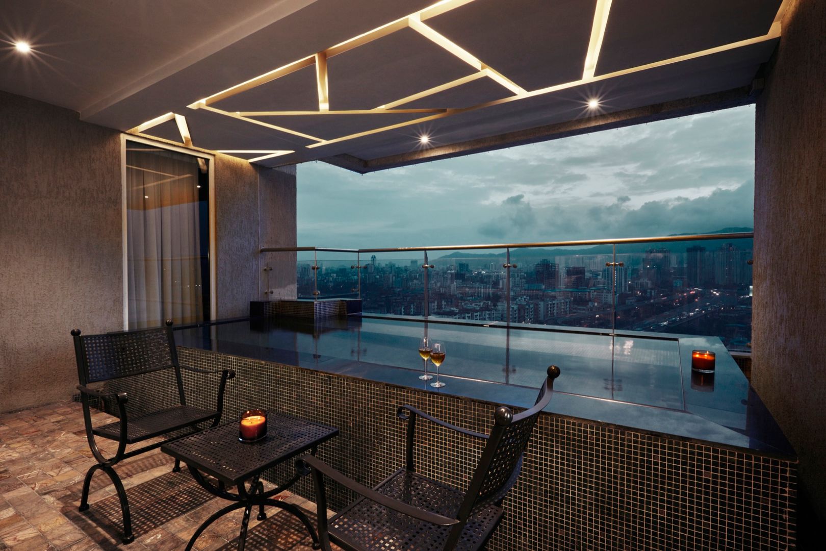 spa pool -near formal living room homify Modern balcony, veranda & terrace