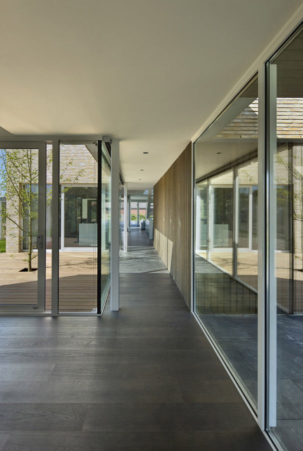 villa N, VAN ROOIJEN ARCHITECTEN VAN ROOIJEN ARCHITECTEN Modern Corridor, Hallway and Staircase